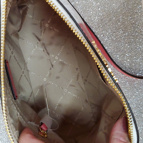 ๐HP๐ Michael Kors ๐NWT๐ Hibiscus Center Stripe Dome Crossbody Purse!๐๐๐ - Picture 14 of 16